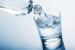 beber agua 300x200 - 6 Dicas Para Eliminar a Celulite
